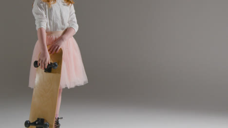 Mittelaufnahme-Eines-Kleinen-Mädchens,-Das-Mit-Einem-Skateboard-In-Den-Rahmen-Geht